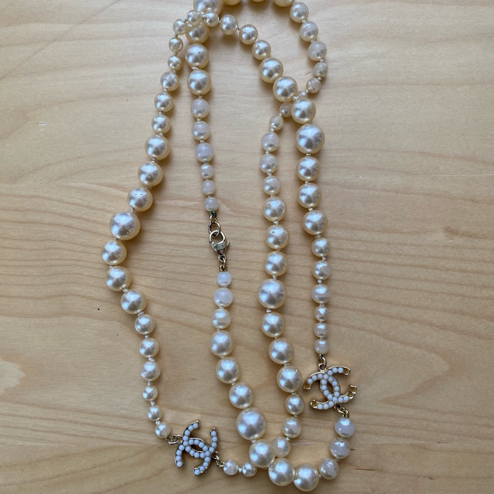 CHANEL Pearl Necklace w/ CC logos